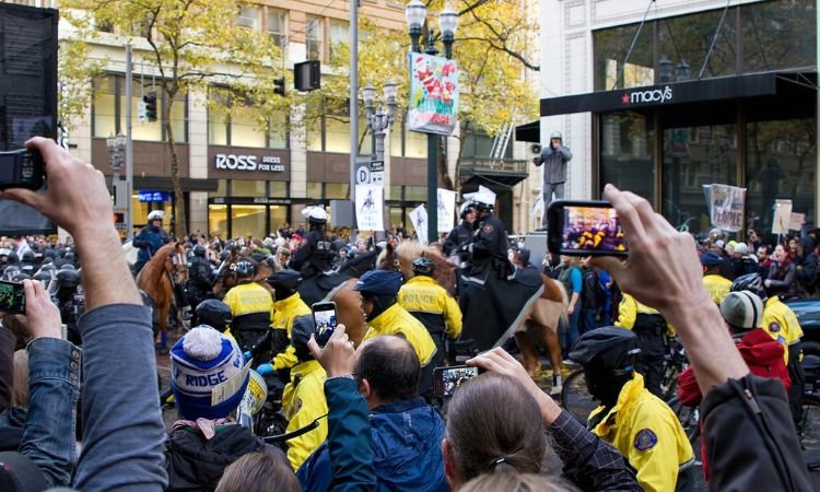 Pros and Cons of Citizen Journalism